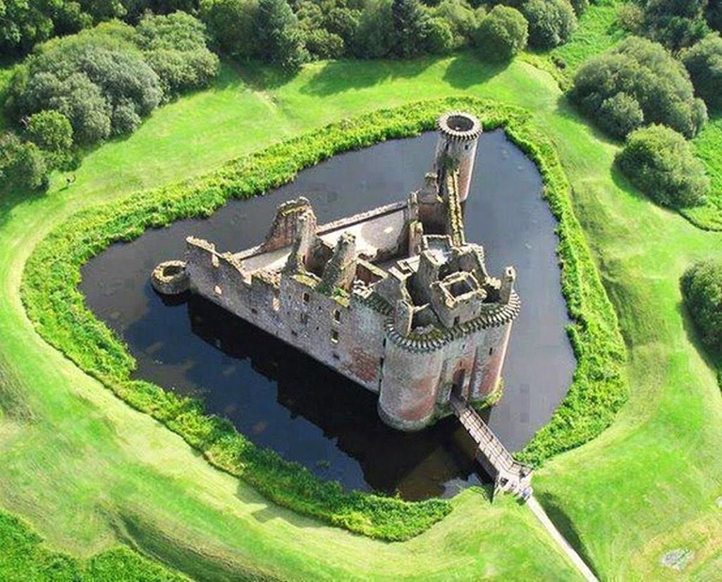 HistoryNeedsYou's tweet photo. Caerlaverock #Scotland cared for by @welovehistory has a similar footprint to @GuedelonCastle on #BBCcastle http://t.co/kAwr2QL1N9