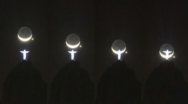 _Paisajes_'s tweet photo. La luna llena se eleva sobre la estatua de Cristo Redentor.
Río de Janeiro, Brasil. http://t.co/xbxzOiN5Ef
