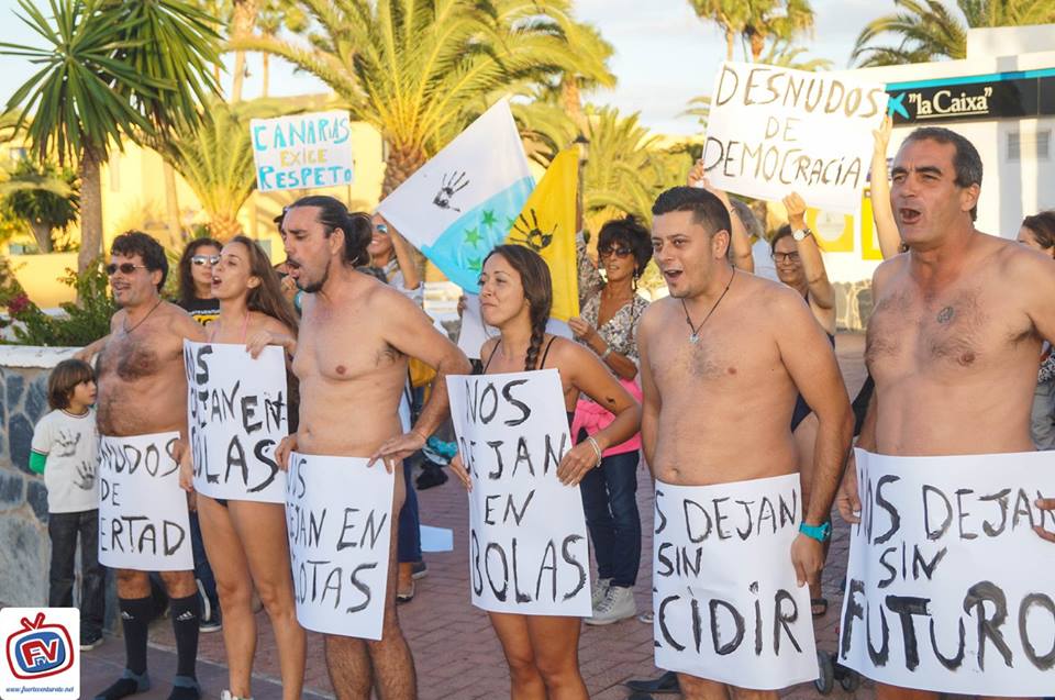 canariasnoseven's tweet photo. Acción protesta Nos dejan en Bolas! #CanariasDiceNo #MovientoEnLucha
@Tamaimos 
@NoTriv_Canarie 
@Fotomovimiento http://t.co/BYrx4ElUsq