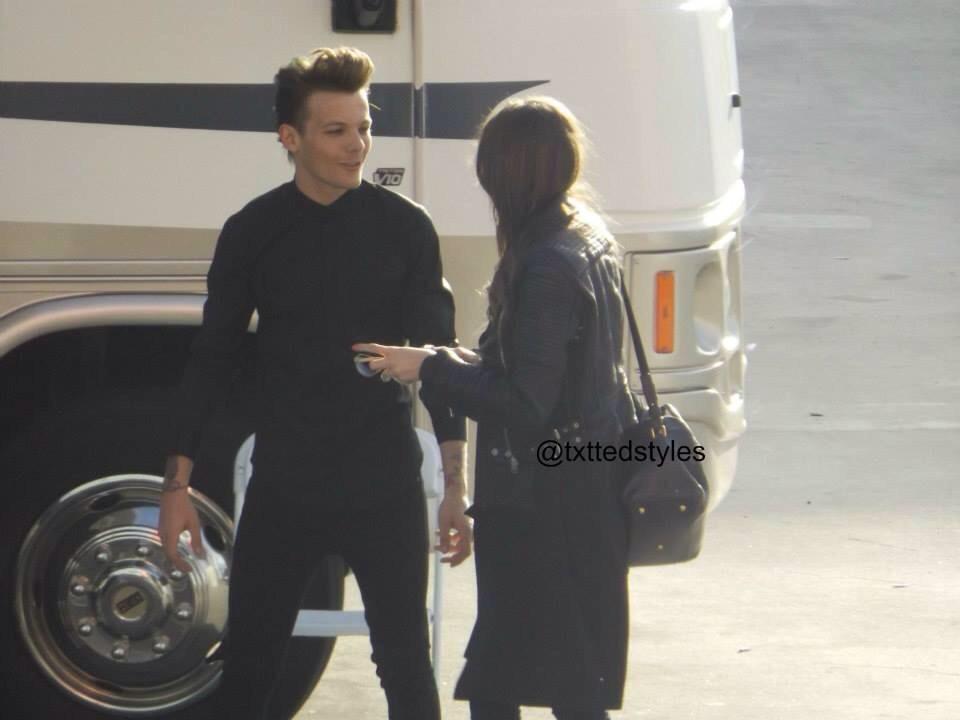 calder_boo's tweet photo. Louis and Me having a laugh yesterday before the AMA's!  (11.23.14) http://t.co/QozfAWEKax
