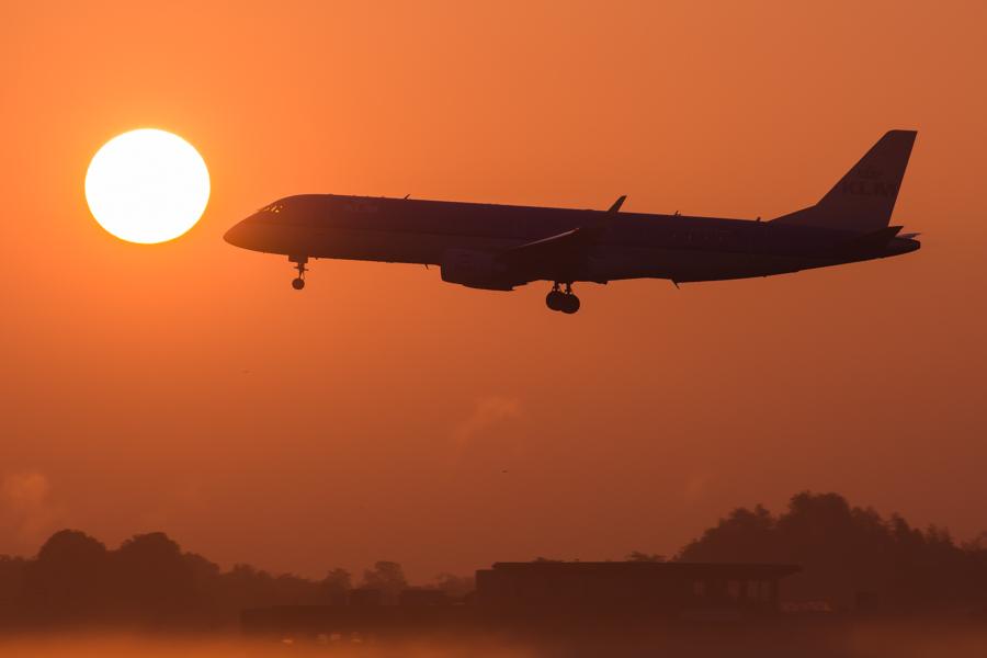 An <a href="/EmbraerSA/">Anya Fisenko</a> about to kiss the rising sun.. #KLMtoAmsterdam #klm