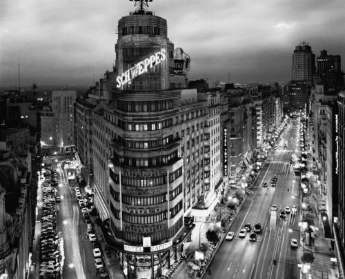 SecretosdeMadri's tweet photo. Recorrió el mundo con su maleta y no se sintió en casa hasta que volvió a pisar su Gran Vía ¡Buenas noches! #madrid I http://t.co/P3fYvx8Jdu