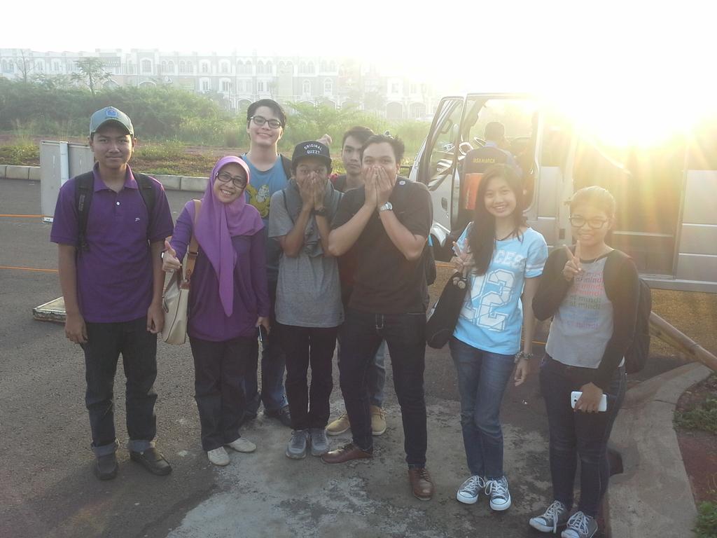 DigicomSU_14's tweet photo. Temen2 batch 3 dan bunda @tanty_dewi siap berangkat! @woystefan @woycadel @EvanLRobinson @Caliesya @jessi_wurangian http://t.co/NA8EIaqzPP