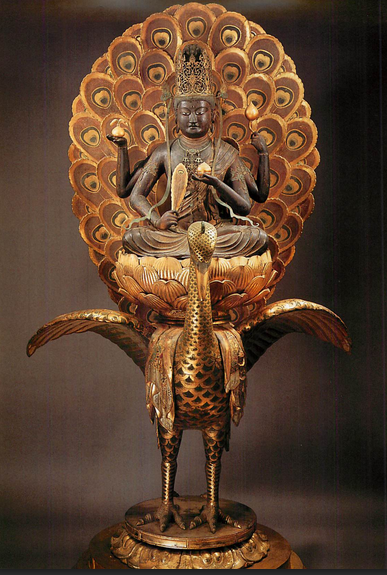 【和歌山・金剛峰寺/孔雀明王像(鎌倉)】像高78cm。檜材。寄木造。快慶作。目は玉眼で、衣の一部は像彫当初の切金文様が残っている。膝裏に黒漆の地に朱書で「巧匠アン阿弥陀仏快慶」の銘が記されている。孔雀に乗っている明王像。