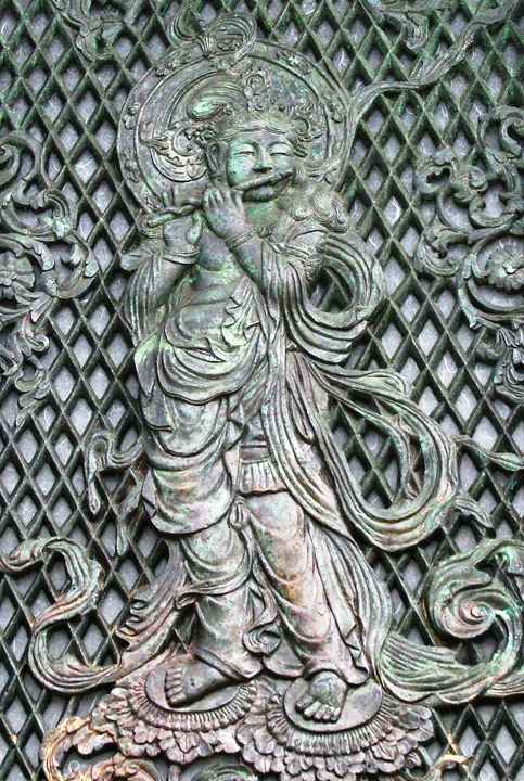 奈良・東大寺/音声菩薩像(752年)】銅像鍍金製である八角燈籠の西南面に