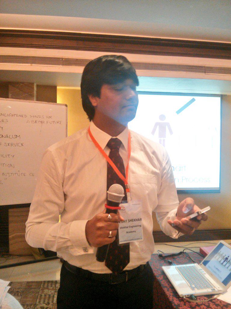 smmartParivaar's tweet image. Prof Vijay Sekhar reciting #corevalue
#corepurpose #BHAG #VividDiscription of his organization in #EntepreneurGurukul