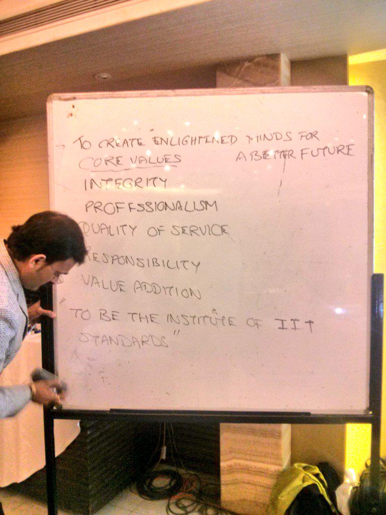 smmartParivaar's tweet image. Prof Vijay Sekhar reciting #corevalue
#corepurpose #BHAG #VividDiscription of his organization in #EntepreneurGurukul