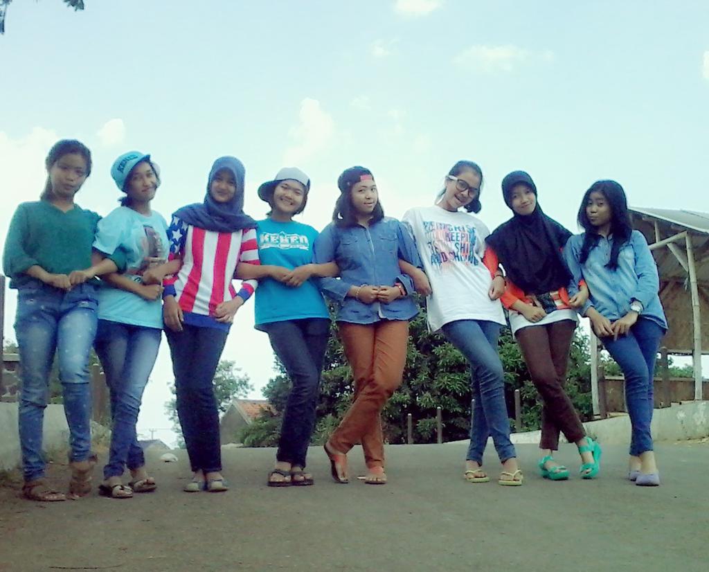 IlaWatty's tweet photo. Very happy with friend http://t.co/Q66RndOByc