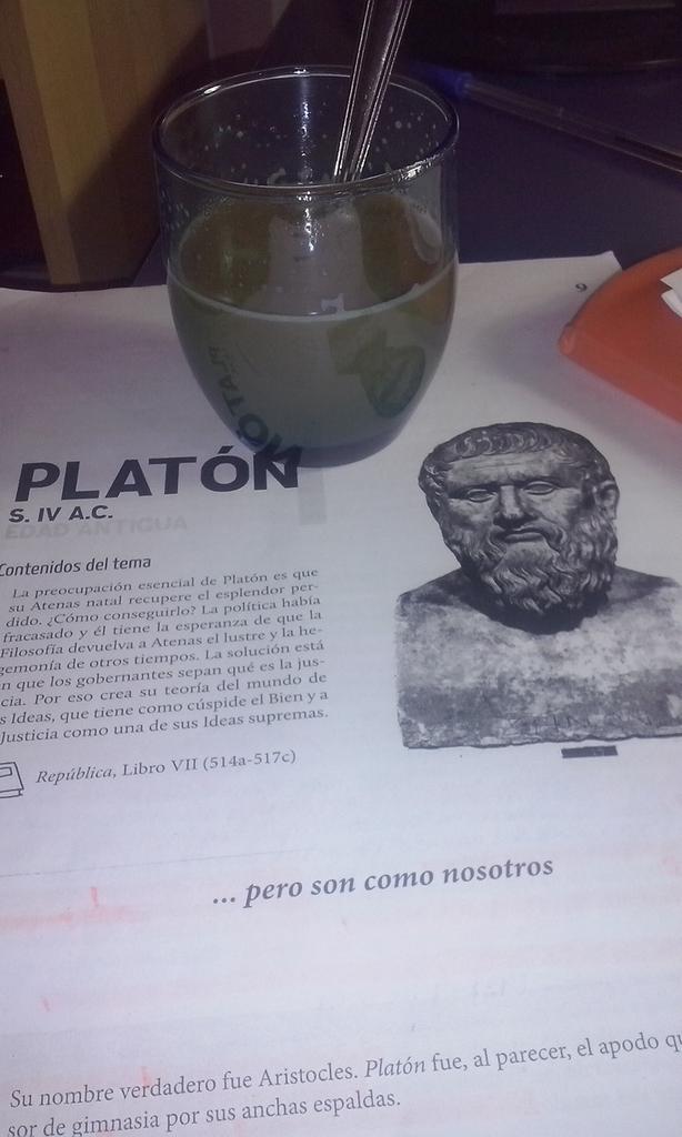 22Crysty's tweet photo. Hola café, hola Platón...dispuestos a pasar una larga noche? Jajajaja http://t.co/q6LvEIsjST