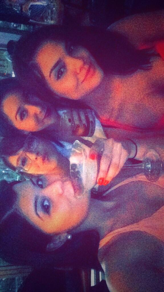 anicolesaysss's tweet photo. Getting f a d e d🎉🌚❤️🎈🍷😻 http://t.co/Gx8cb5YNOs