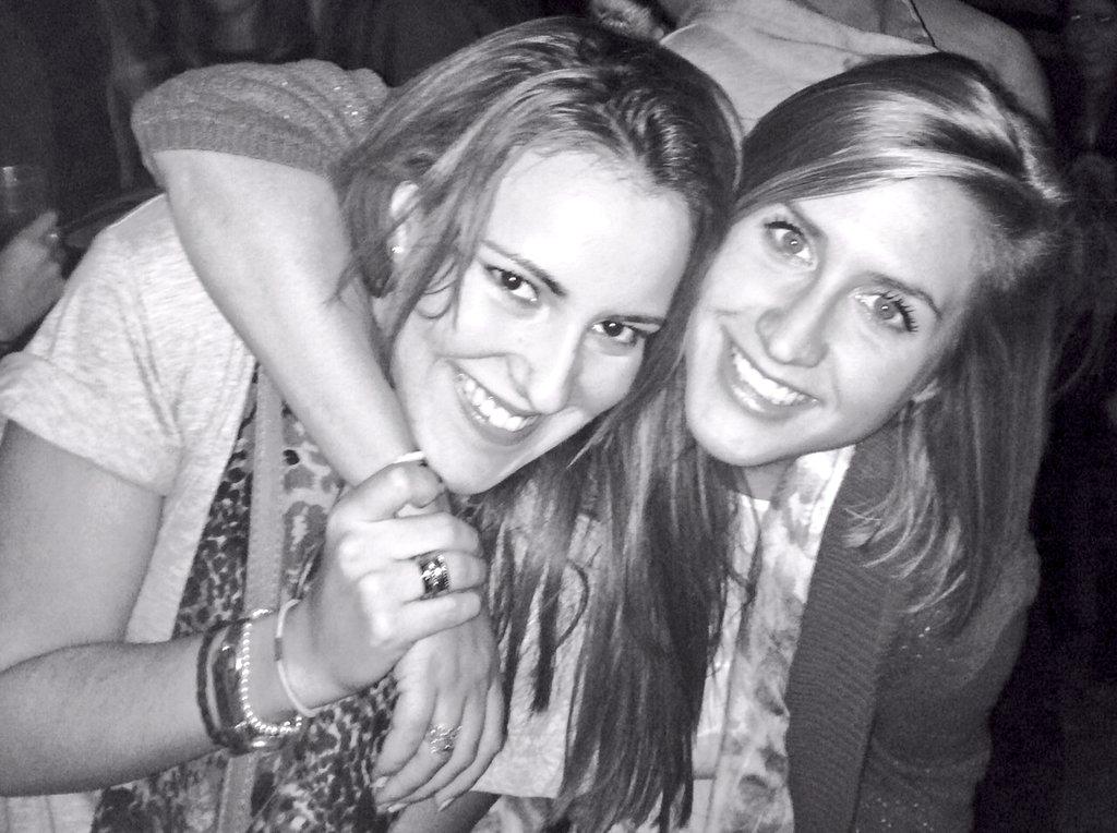Glortega_Mar's tweet photo. Una noche más arreglando el mundo, como siempre, #SinQuererQueriendo @Angy_7f #TeQuieroUnMontoncito http://t.co/TBSLUPcTKb