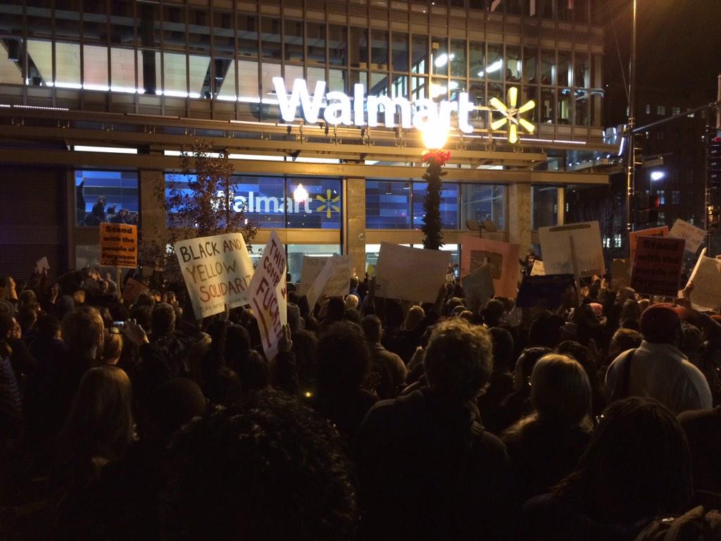 Violent Michael Brown protesters force WalMart in Ferguson to close