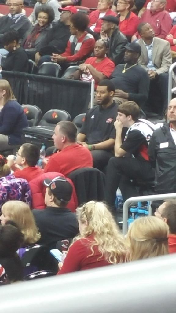 ArmedPHorce's tweet photo. The homie @Juiceman_Shawty sitting Courtside!!..I see you Bro!
#GoTop
#LadyTopperBasketball http://t.co/ErBE8mbATg