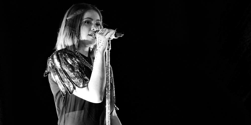 NBCTheVoice's tweet photo. .@thereaganjames’ is leaving it all on that stage with @nellyfurtado’s “I’m Like a Bird.” #VoiceResults http://t.co/7tyAUnMjUu