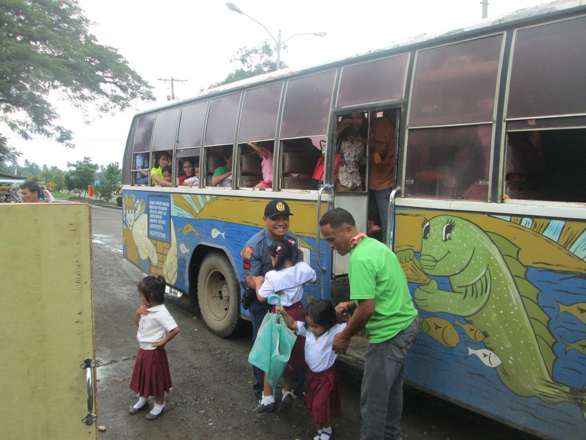 mpscortes's tweet photo. PNP staf of ds ofic asistd the prescholer of Brgy Pob of their Educt'l tour held at play ground Tandag City. http://t.co/TQezZYYItf