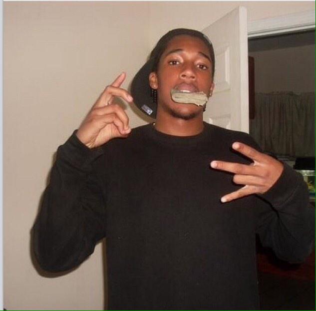 Taeblocksavage's tweet photo. Fuck yo brothers cuz I love mine ..rest up big homie d-nice #taeblock 💯 http://t.co/tRDpH3oNzg