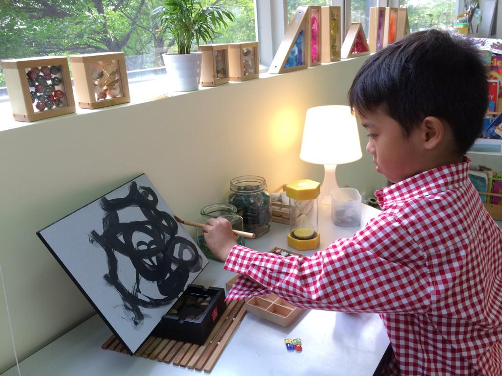bckypalmer's tweet image. Choosing to take a quiet moment to himself during busy centre time. #buddhaboard #selfregulating #tismacao