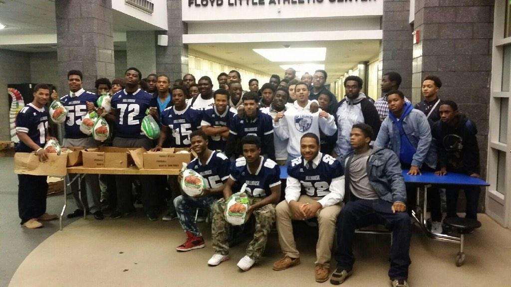 ChrisPodosek's tweet photo. Hillhouse HS helping family's have a thanksgiving. They help with 45 turkeys! @NewHavenPromise @garthharries http://t.co/HOchtCrjKk