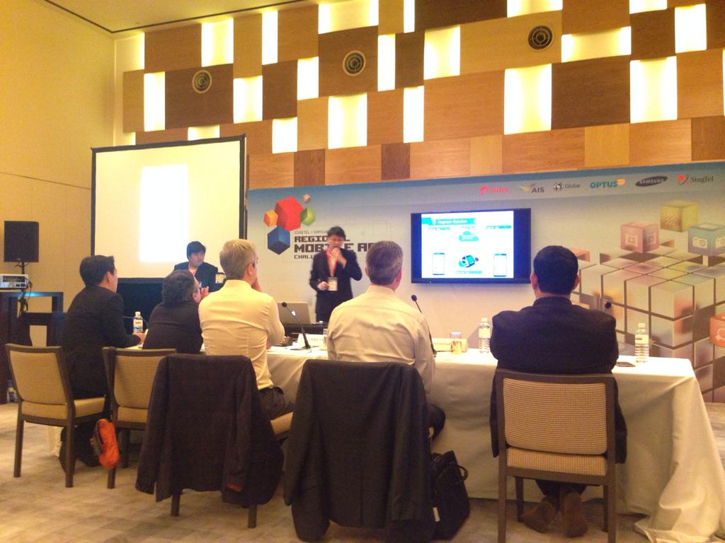 TEMANDev's tweet photo. NuGrean from Thailand showing the app 

 #singtelsamsungchallenge http://t.co/NyUjGu5P2I