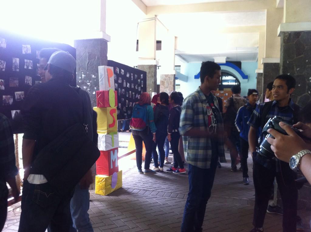 POSTMO2014's tweet photo. Yeay udah mulai rame nih selasaar. Yuk dilihat-lihat pameran foto postmonyaaa~ http://t.co/3oFLasLOry