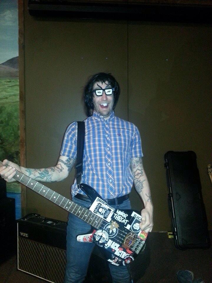 El_Inglesito's tweet photo. #jennywoo filled in on bass for the #trollfront gig. She's a good sport. Taken before she drooled all over herself. http://t.co/H325xM3ndK