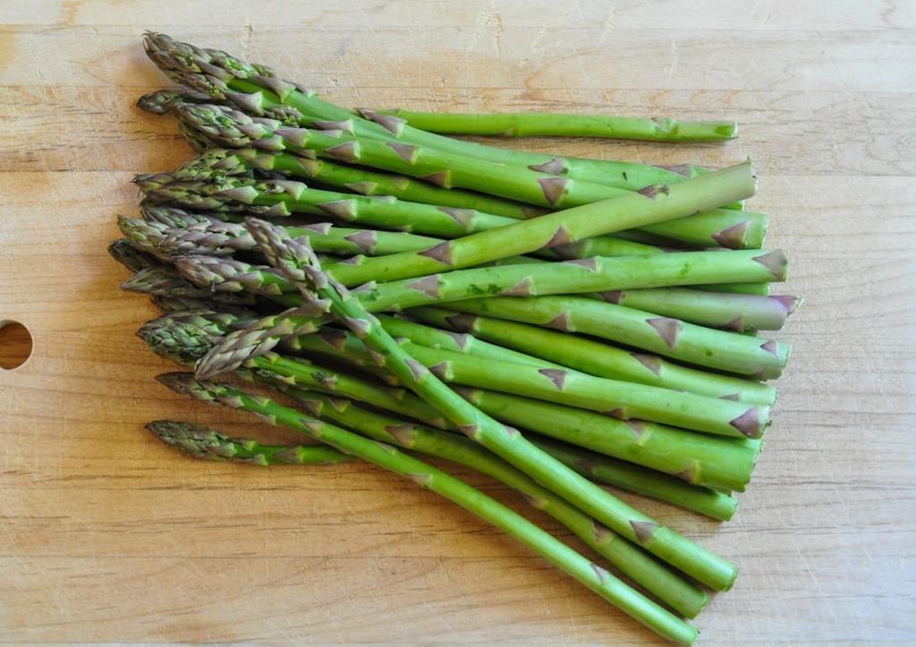LaurenPeszt's tweet photo. Asparagus should be renamed Aspara-GARYgetlost #HeyFunkyBunch #EW #GaryGetLost @jimmyfallon @FallonTonight @jocy8382 http://t.co/dVy4IIVMqJ