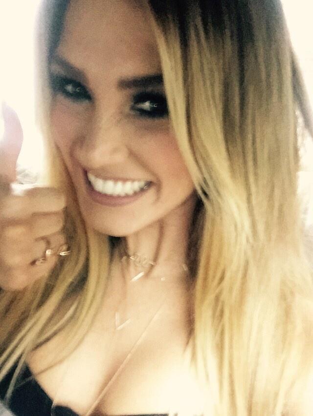 DeltaGoodrem's tweet photo. On my way #ARIAs see you in a sec 😝😃🎶 http://t.co/8qdqQwnhce