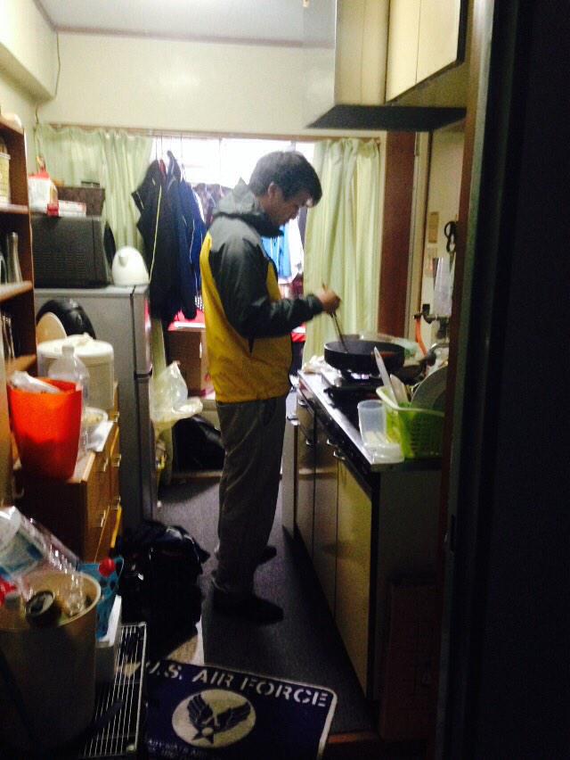 rug_1007's tweet photo. 寮来たら廊下でホルモン焼いてた。 http://t.co/2TlZiFS0dP
