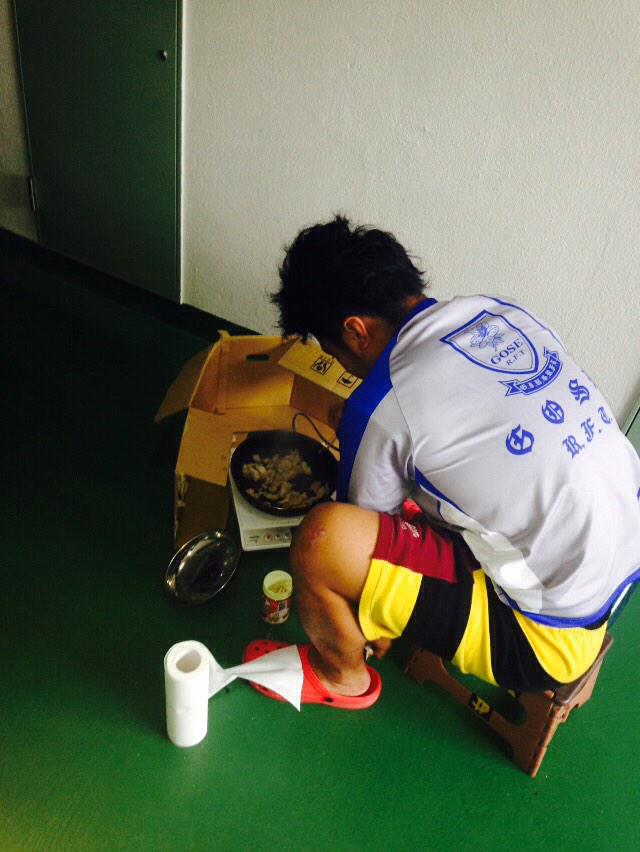 rug_1007's tweet photo. 寮来たら廊下でホルモン焼いてた。 http://t.co/2TlZiFS0dP