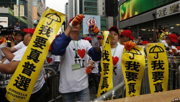 VIDEO: Hong Kong divided on pro-democracy movement bbc.in/1rrlrp5 @BBCCarrie reports
