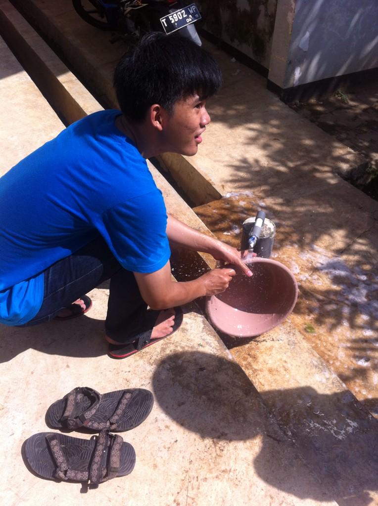 Ketua 2013-2014 lagi nyuci nih hoho~ cc: <a href="/luthfypriswana/">Luthfy Priswana</a>