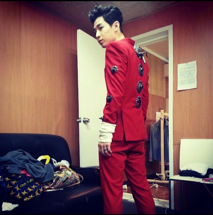 sujunesia's tweet photo. [PIC] 141126 @henrylau89 Instagram update : ok...i confess... im actually a robot | http://t.co/wHdPQv44UF http://t.co/e7nNAzGUOX