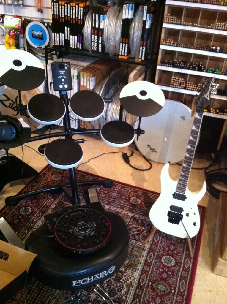 Straks even de @rolandce Session Mixer testen. Ik kan wel wat hulp gebruiken... <a href="/TAMAofficial/">TAMAofficial</a> <a href="/ibanezofficial/">Ibanez Guitars</a>