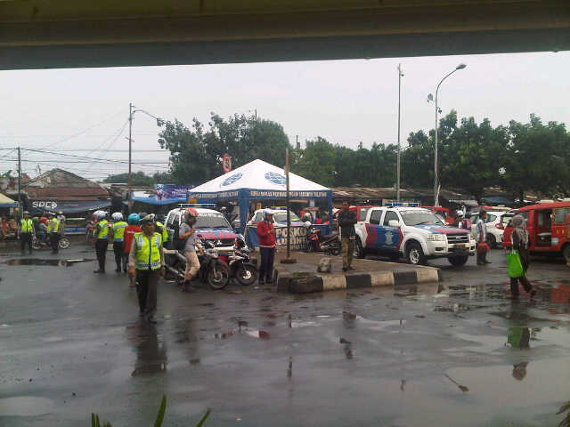 TMCPoldaMetro's tweet image. 16:23 Antisipasi kendaraan angkutan yg berhenti sembarangan di dpn terbus Ps Minggu dlm rangka&quot; ops Zebra 2014&quot;