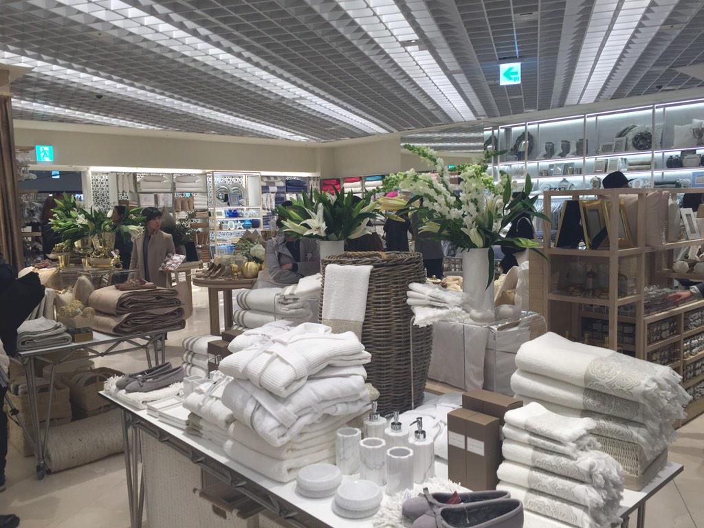 InStyle_korea's tweet photo. #코엑스몰 에 #zarahome #자라홈 이 오픈했답니다. 쇼핑백에 모조리 쓸어담고 싶은 욕구를 억누르느라 에디터는 허벅지를 수없이 꼬집었다는 사실! 내일부터 정식 오픈이라니 들러보세요. http://t.co/CrL1BYTFn9