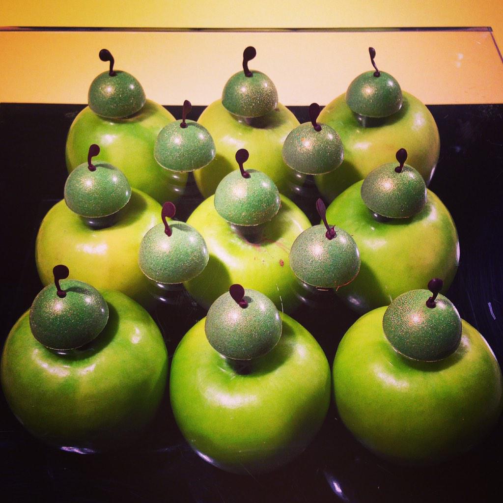 jayfungmusic's tweet photo. hmmm... apple chocolate bon bon! ππ« #closeup #apple #chocolate #bonbon #chefku #everyoneattheofficeateitall http://t.co/mQ3knllmgT