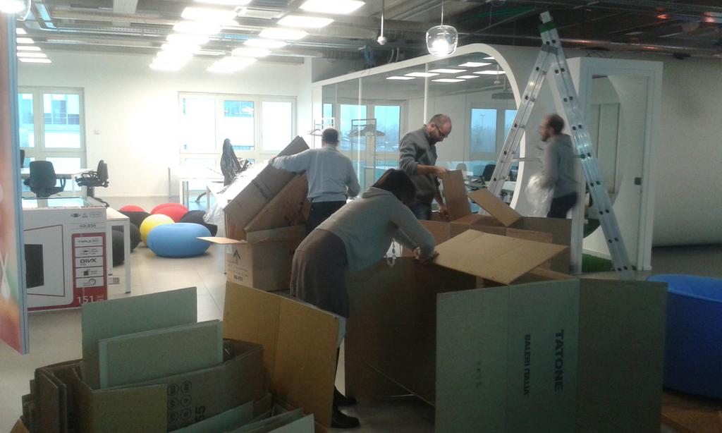 coboxit's tweet photo. Lavoro di squadra! ultimi preparativi domani #inaugurazione @corradoignoti @gabrielemontano http://t.co/3AESd4Cbl3