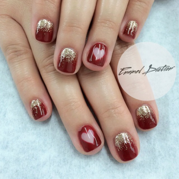 Christmas is calling! Give yourself the perfect gift #manicure #nailart #red #gold