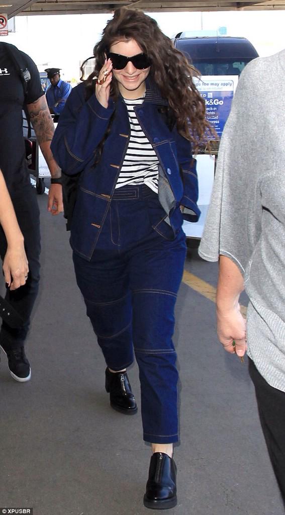 anglem_as's tweet photo. @lordemusic this babe is rocking the double denim on her way out of LAX after the AMAs! She can rock any outfit! http://t.co/mR3c5siffF