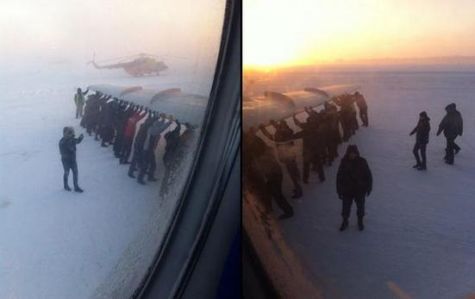 lesoir's tweet image. La vidéo des passagers russes poussant leur avion gelé pour l'aider à décoller
bit.ly/1CeO8Qm