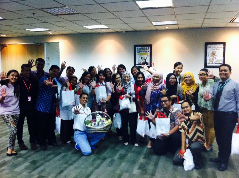 UFM947's tweet photo. Foto bersama teman2 @astycuankie di @Manulife_ID setelah melakukan AS5M with @MAMA_Indonesia #lunch947 #AS5M http://t.co/qHDnN0AVBK