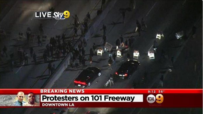 2nd night of #Ferguson protests in L.A. sees the 101 freeway in #DTLA  blocked laweekly.com/informer/2014/…