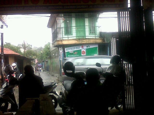 Emng ujan ye"<a href="/adith_sancaka/">Sancaka aryaditya</a>: Nungguin redanya ujan .. Sabar ya sayang *elus2 motor "