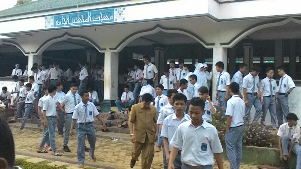 duniamanji's tweet image. Siap! RT @iLoopLampung: Abis sharing  ttg entrepreneur dr kak @ticilll , redeh ngejam w/ Anji. #loopb15a #terceloop