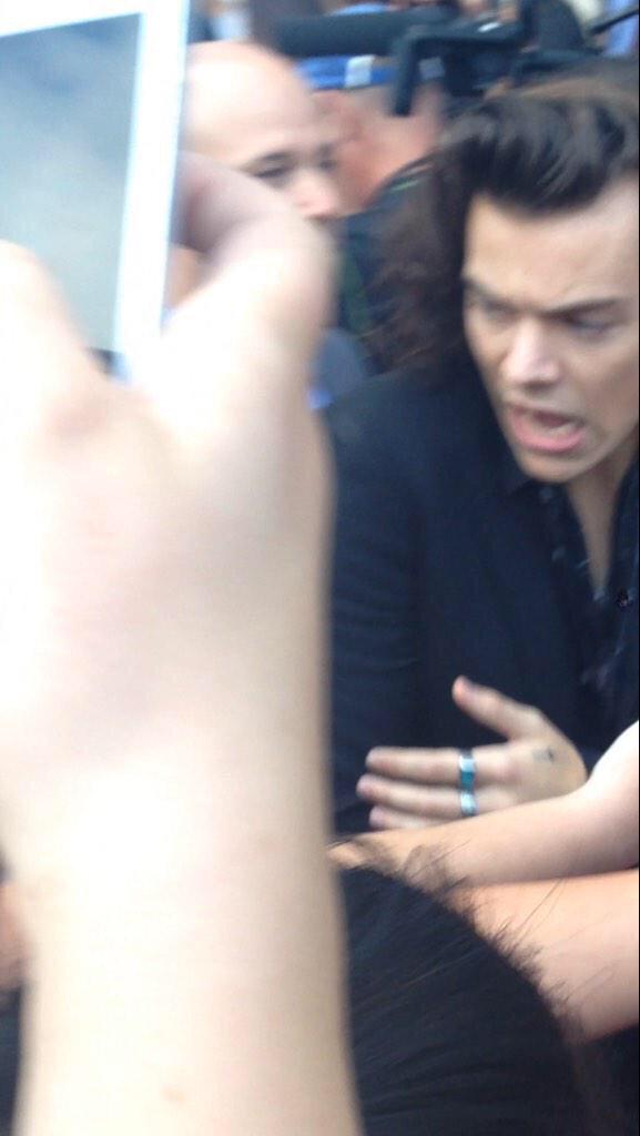 evermoregardenx's tweet photo. WHO PINCHED HARRY?? I WILL FIND YOU AND I WILL KILL YOU OH http://t.co/RdfSgB3U6n