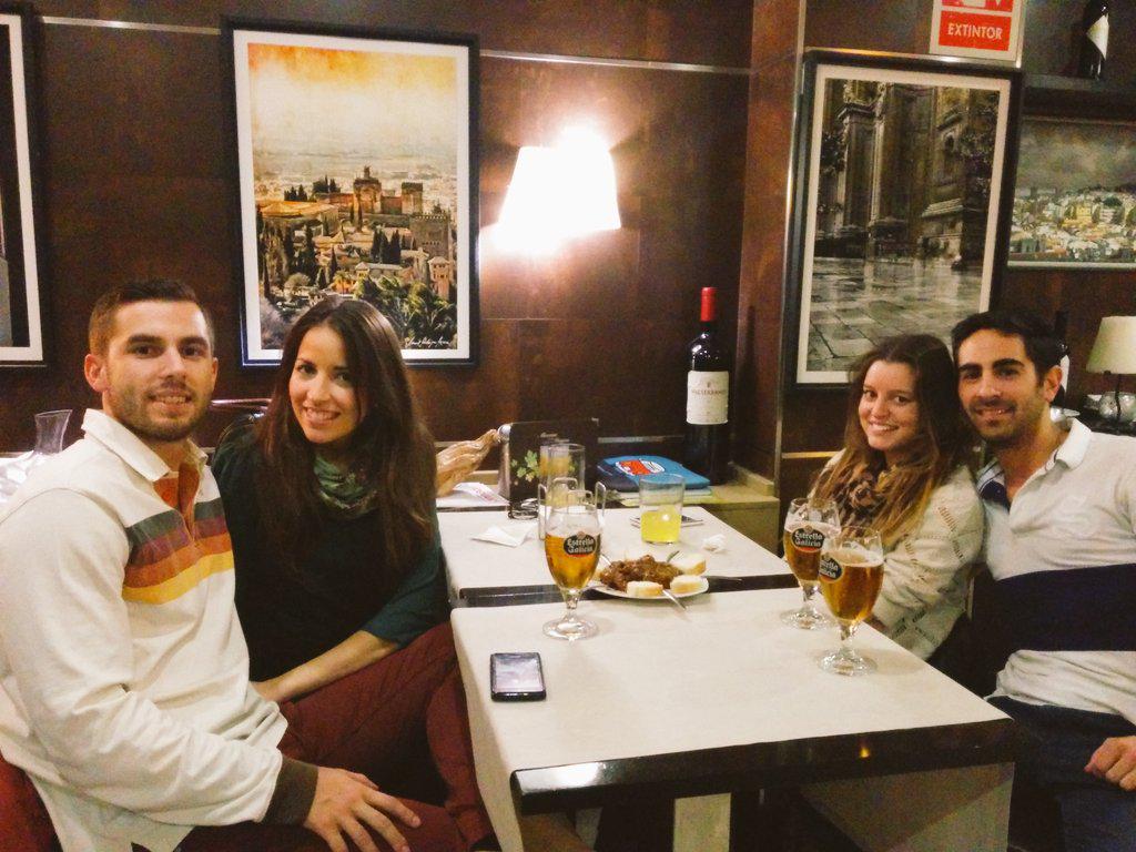 Tapeo_Granada's tweet photo. Aquí os dejamos una foto de unos clientes en la @Alacena_Monjas reservando su cena de navidad.A qué esperáis vosotros http://t.co/yJhy0x7z0w
