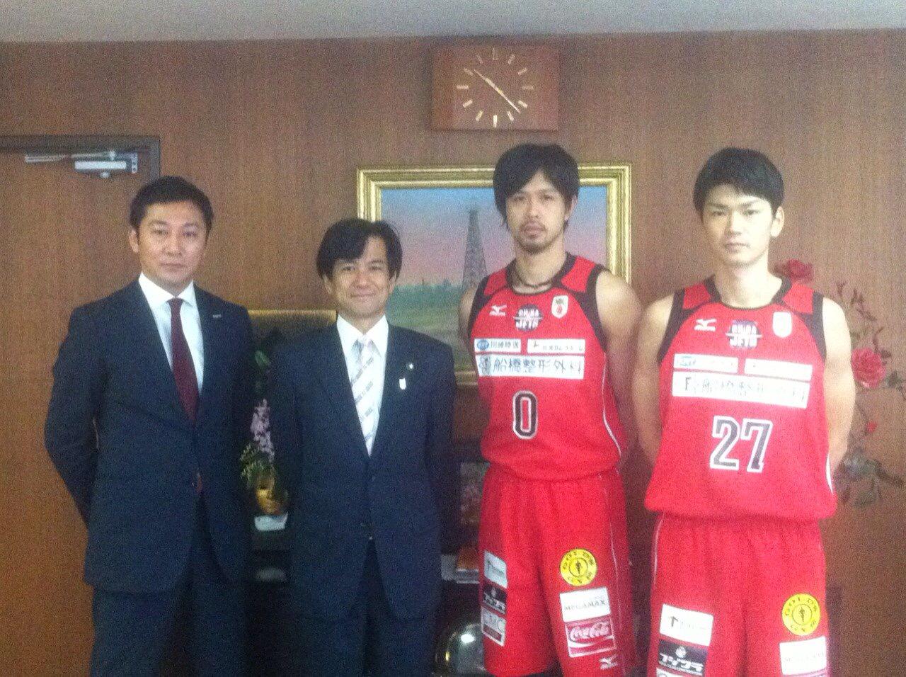 千葉ジェッツふなばし Paint It Jets 昨日25日 火 球団代表 島田慎二 八千代高校出身の 0佐藤博紀 選手 27石井講祐 選手が秋葉就一 八千代 市長を表敬訪問しました レポートはこちら Http T Co Ty5spdq8qn 千葉ジェッツ バスケ Http T