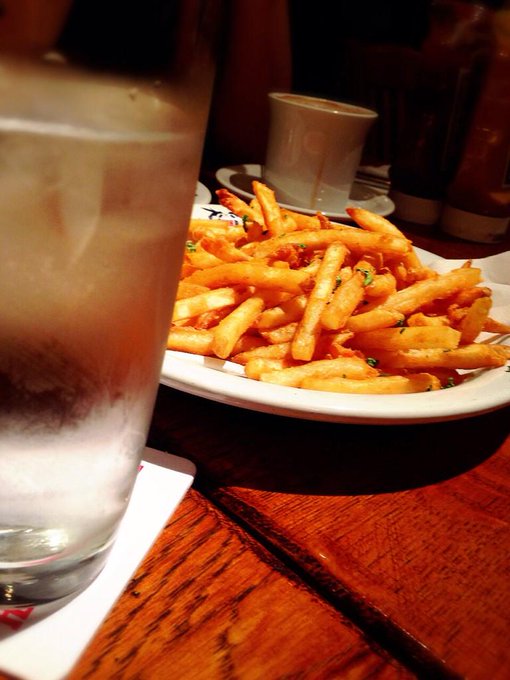 朝のドタバタ劇からの、午前中からのヨガのスクールが終わり、カフェでヨガの復習&hellip;という名のガールズトーク。誘惑には負けません。 http://t.co/X4WZbqravG