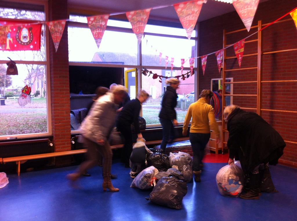 obsdeanbrenge's tweet photo. De zakken met kleding, schoenen enz. worden opgehaald. Ongeveer 1200 kg.
Mooi! http://t.co/sPTL8ryyUG