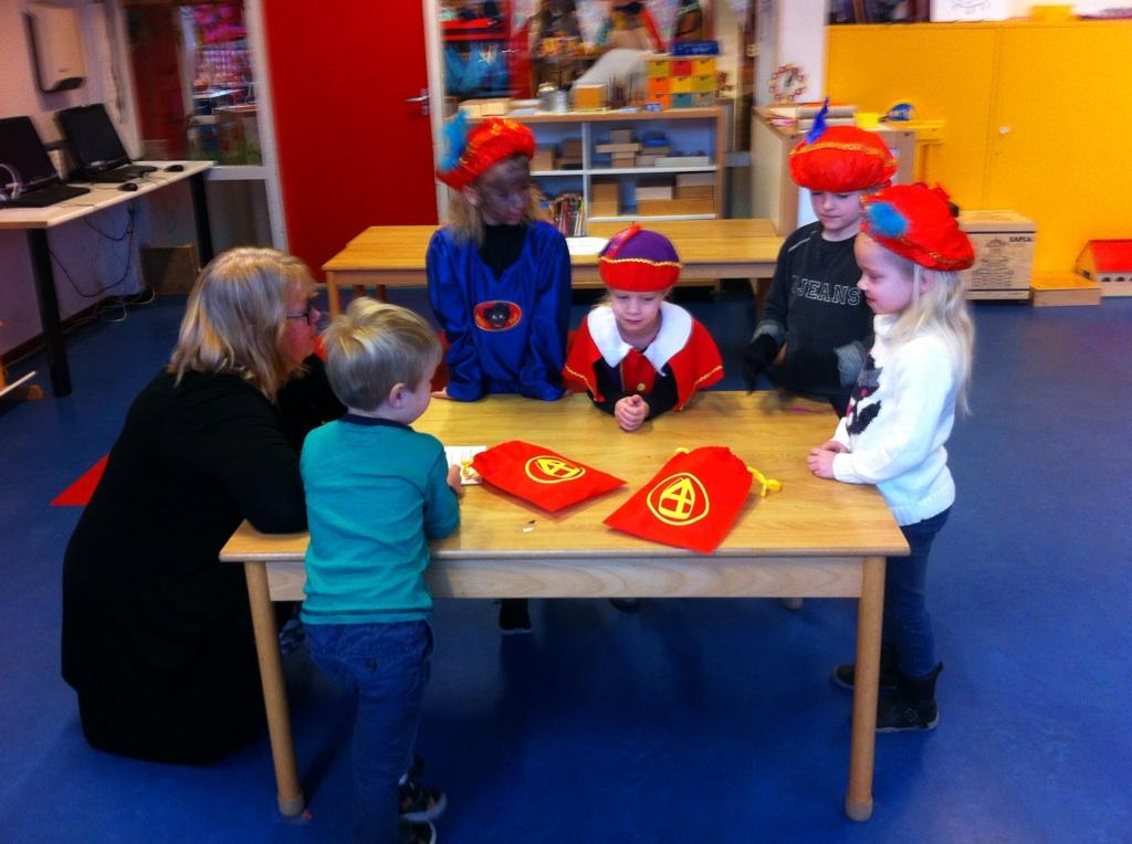 obsdeanbrenge's tweet photo. Pietenmorgen voor groep 1 en 2. De kinderen vermaken zich prima! http://t.co/M9jnkf8w5l
